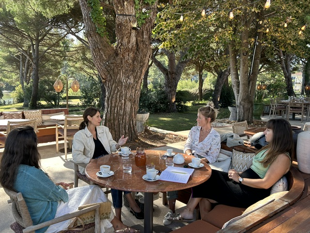 Entrepreneuses réunies en extérieur sous les arbres lors d'un Café Bloomies