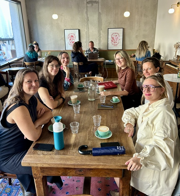Grande tablée d'entrepreneuses en intérieur lors d'un Café Bloomies